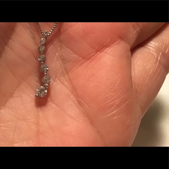 10k 7 DIAMOND JOURNEY PENDANT - Picture 1 of 7